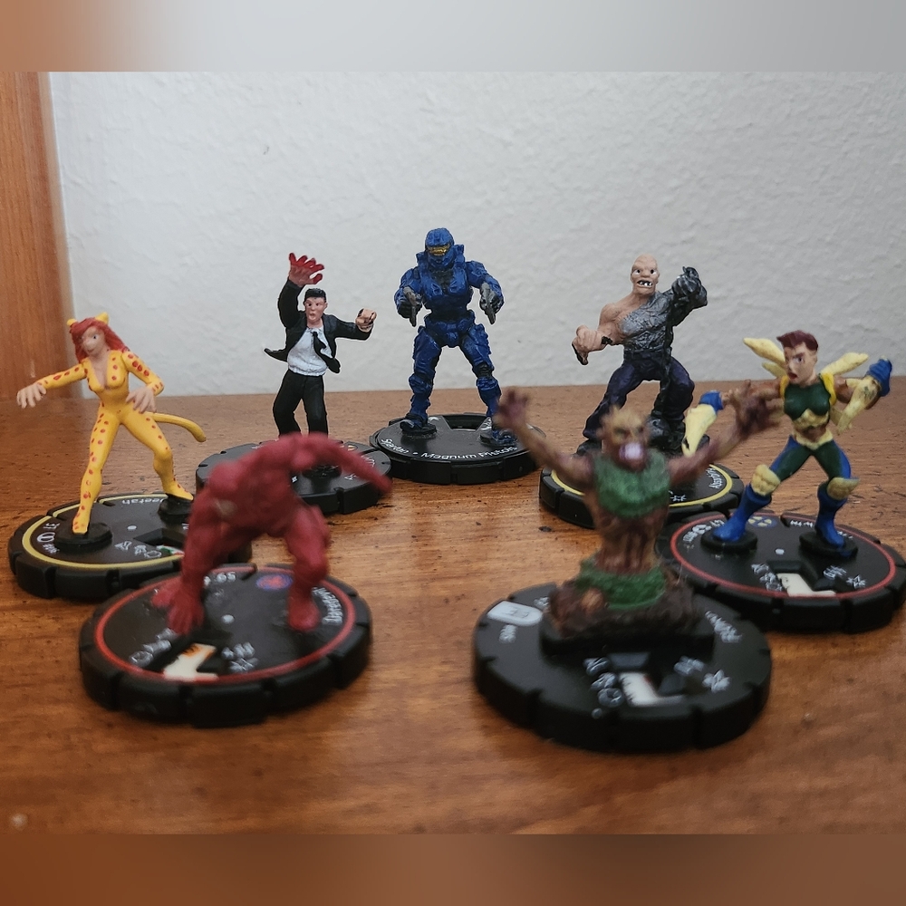 Lot of 21 Marvel Superhero Figurines Heroclix Wizkids 2003-2013